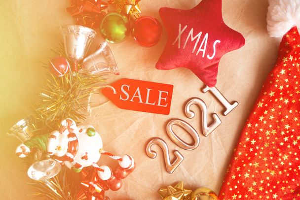 christmas tag with sale on xmas decoration with snowman, christmas toys and balls. flat lay - Φωτογραφία, εικόνα