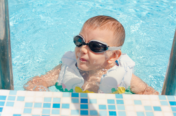 nevetve kisfiú kimászott a medence - Fotó, kép