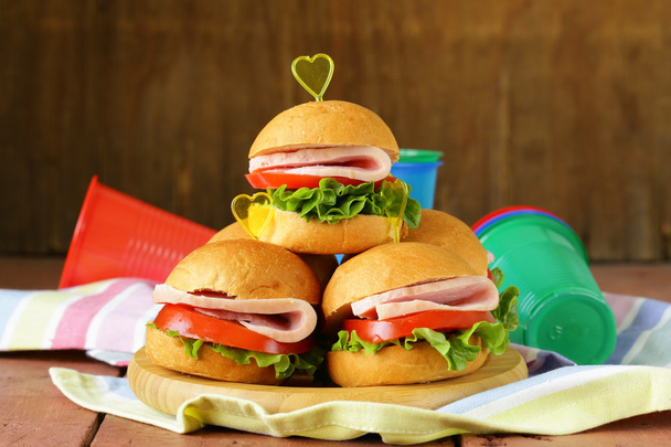 ロールスハムと野菜 - パーティーやピクニックのためのスナック ミニハンバーガー - 写真・画像
