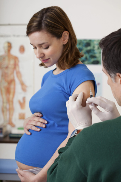een zwangere vrouw vaccineren - Foto, afbeelding