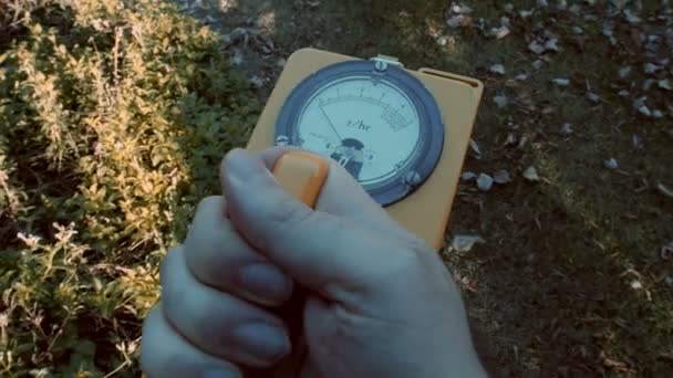 Détecteur de radioactivité, un compteur Geiger jaune traditionnel  - Séquence, vidéo
