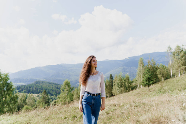 Dziewczyna ciesząca się widokiem na wzgórza. Poczucie wolności w Karpatach. Turystyka podróżująca po Ukrainie. - Zdjęcie, obraz