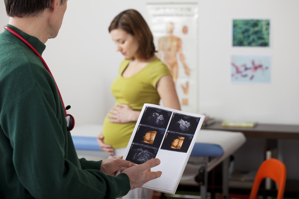 terhes nő konzultáció - Fotó, kép