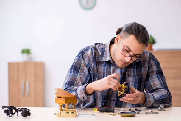 Young male watchmaker working in the workshop - Foto, Imagem