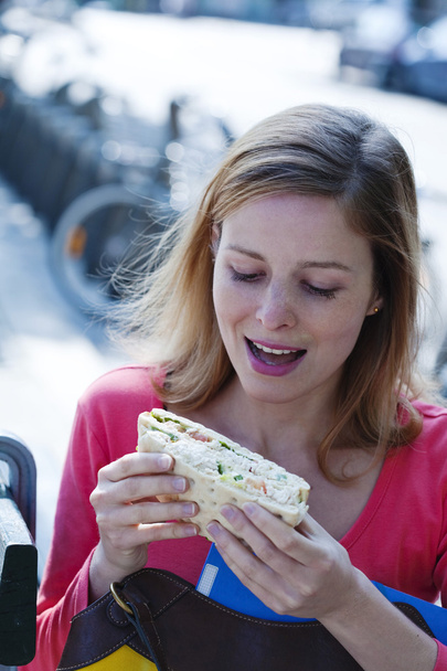 WOMAN comendo um sanduíche
 - Foto, Imagem