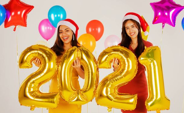 Felicidade, um casal bonito de estilo asiático comemorando com champanhe: conceito de estúdio de fotografia, contagem regressiva para o Ano Novo Feliz Ano Novo e Natal 2021 - Foto, Imagem