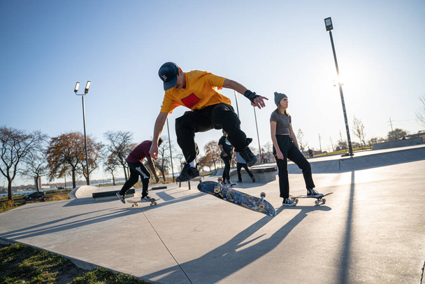 patinadores e motociclistas praticam truques em um parque de skate ao ar livre durante a pandemia em Detroit, Michigan, em 8 de novembro de 2020 - Foto, Imagem