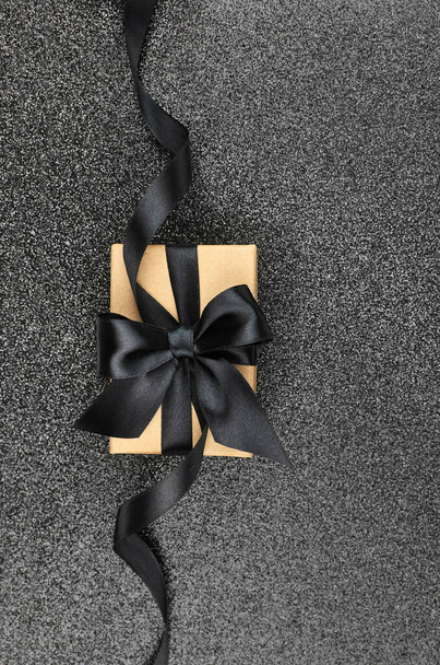 Gift box with black ribbon with a bow - Zdjęcie, obraz
