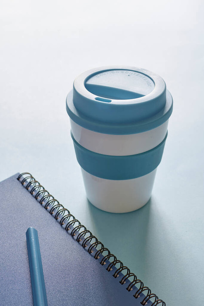 A studio photo of a reusable takeaway coffee cup - Foto, afbeelding