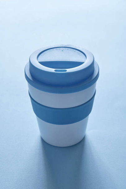 Студийное фото многоразовой кофейной чашки - Фото, изображение