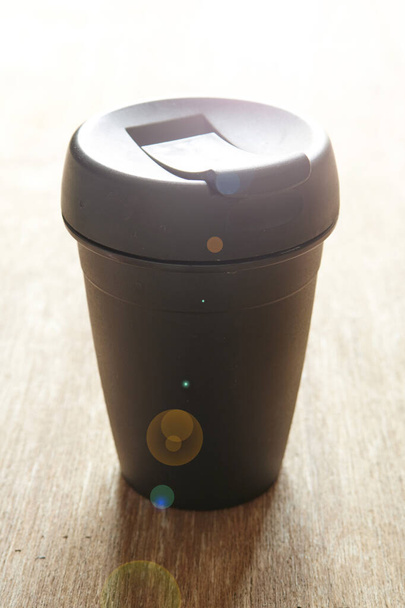 Una foto de estudio de una taza de café para llevar reutilizable - Foto, imagen