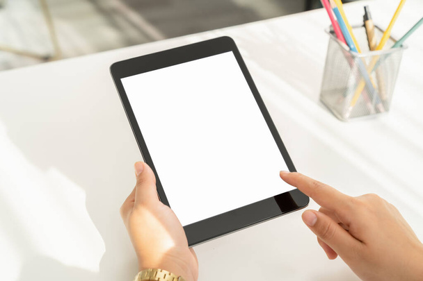 Vrouw die een digitale tablet vasthoudt en het scherm is leeg. kopieer ruimte voor uw reclame. - Foto, afbeelding