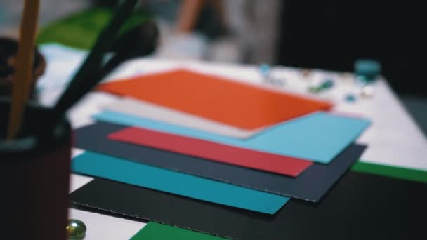 Auf dem Tisch liegt eine Papierfarbenpalette. Regenbogenkomposition. Kreatives Denken - Filmmaterial, Video