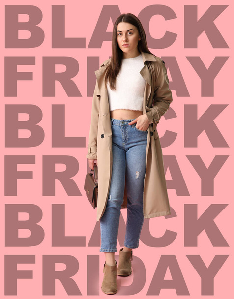 Schöne junge Frau und Text BLACK FRIDAY auf farbigem Hintergrund - Foto, Bild