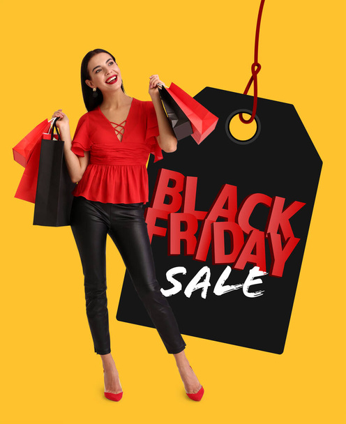 Schöne junge Frau mit Einkaufstaschen und Anhänger mit Text BLACK FRIDAY SALE auf farbigem Hintergrund - Foto, Bild