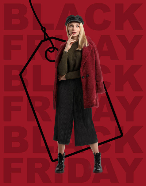 Piękna młoda kobieta, narysowany tag i tekst BLACK FRIDAY na czerwonym tle - Zdjęcie, obraz