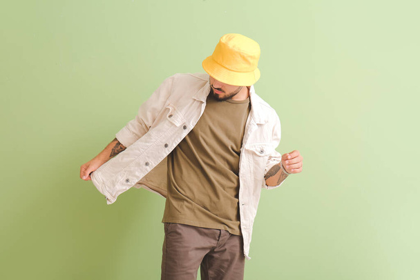 Модный молодой человек на цветном фоне - Фото, изображение