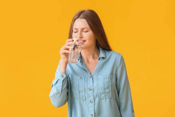 Женщина с проблемой чрезмерной жажды на цветном фоне. Симптомы диабета - Фото, изображение