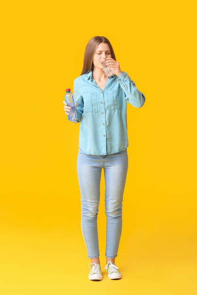Woman with problem of excessive thirst on color background. Diabetes symptoms - Fotoğraf, Görsel