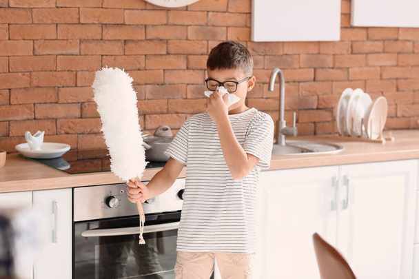 Маленький аллергический мальчик чистит кухню - Фото, изображение