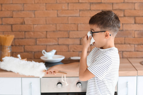 Маленький алергічний хлопчик прибирає кухню
 - Фото, зображення
