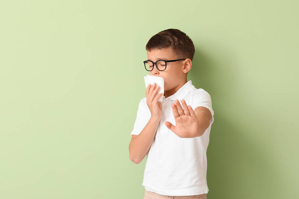 Allergischer kleiner Junge auf farbigem Hintergrund - Foto, Bild