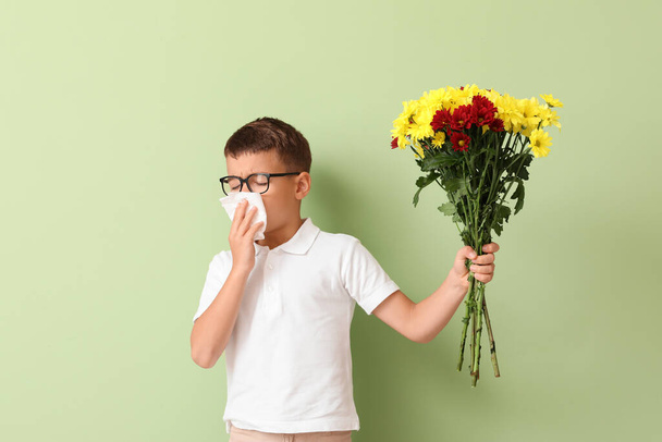 背景色に花を持つアレルギーの少年 - 写真・画像