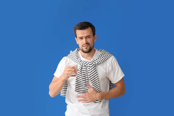 Hombre con alergia a los lácteos en el fondo de color - Foto, Imagen