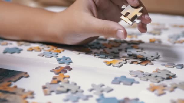 Crianças Mãos Coletar Puzzle na Mesa. Conceito de Desenvolvimento Infantil. Close-up - Filmagem, Vídeo