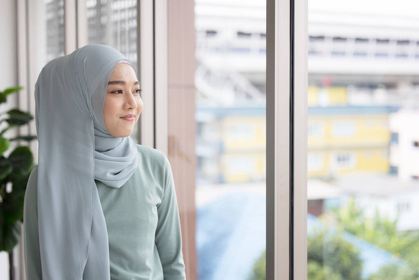 Ritratto di una ragazza musulmana fiduciosa in hijab - Foto, immagini