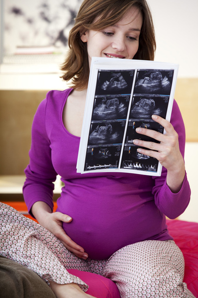 FEMME PREGNANTE, ULTRASONOGRAPHIE
 - Photo, image