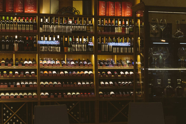wine glasses shop warehouse rare grape varieties luxury collection drinks  - Fotoğraf, Görsel
