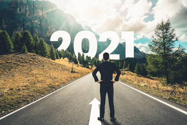 2021 Yeni Yıl Yolculuğu ve Gelecek Vizyon Konsepti - Fotoğraf, Görsel
