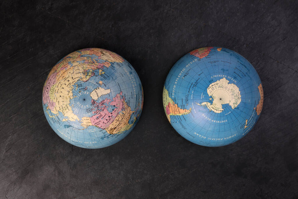 halve bol planeet wereld kaart aarde op zwarte achtergrond - Foto, afbeelding