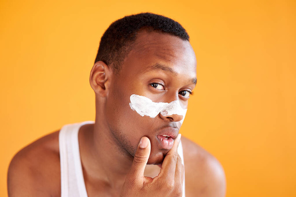 young afro american man apply mask on nose - Foto, Bild