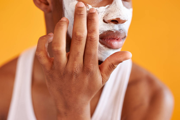 afro american man with problematic skin and hyperpigmentation applied mask on his face - Foto, imagen