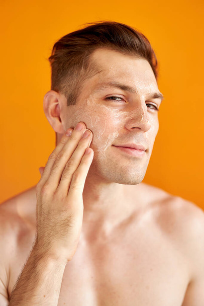 european guy moisturizes face for getting healthy skin - Zdjęcie, obraz