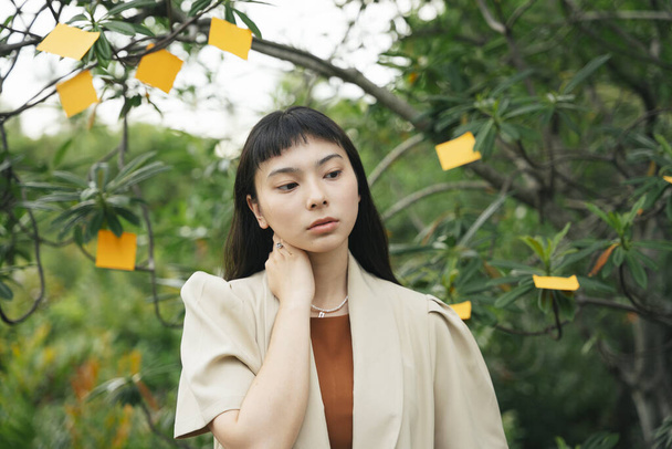 Occupato asiatico business donna in formale camicia con appiccicoso note in natura.  - Foto, immagini