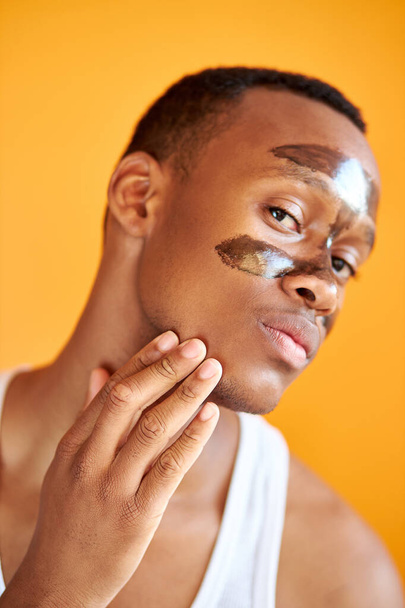 joven afro americano chico con máscara en cara T zona - Foto, imagen