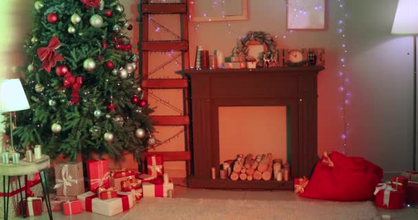 Interior del salón con chimenea decorado para Navidad - Metraje, vídeo