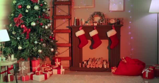 Interieur des Wohnzimmers mit Kamin für Weihnachten dekoriert - Filmmaterial, Video