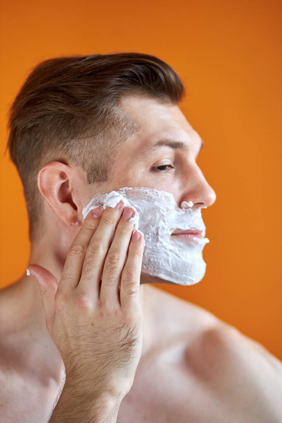 confident caucasian man apply foam shaving after shower, do beauty skin procedures - Foto, Bild
