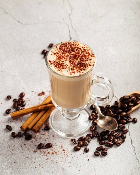 Прикрашений кавовий латте з какао в скляному кухоль
 - Фото, зображення