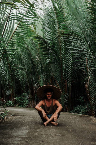 Le gars sur le sentier sous les tropiques, portant un chapeau et un T-shirt - Photo, image
