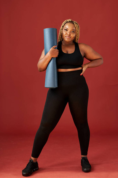 beautiful chubby african woman going to do sport exercises alone - Valokuva, kuva