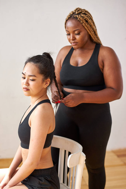 friendly diverse women preparing for fitness exercises - Foto, afbeelding
