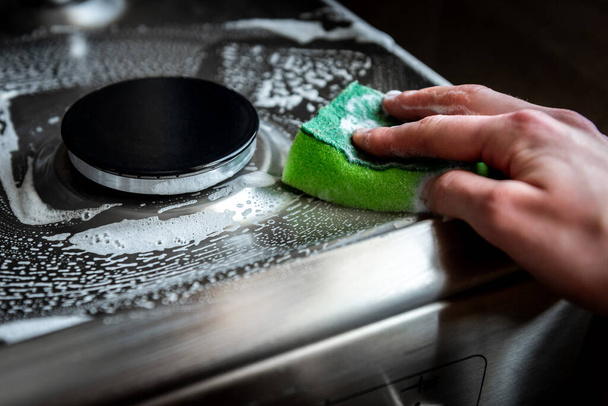 キッチンの手掃除ガス炊飯器 - 写真・画像