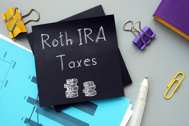 Concepto financiero sobre Roth IRA Impuestos con frase en la página - Foto, imagen