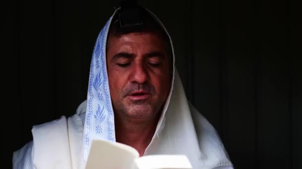 Felnőtt zsidó férfi imádkozik Tallit (imakendő) és teflin (filaktériumok).  - Felvétel, videó