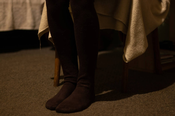 pieds féminins sur le tapis à la maison dans la chambre le soir après le travail, confort à la maison - Photo, image